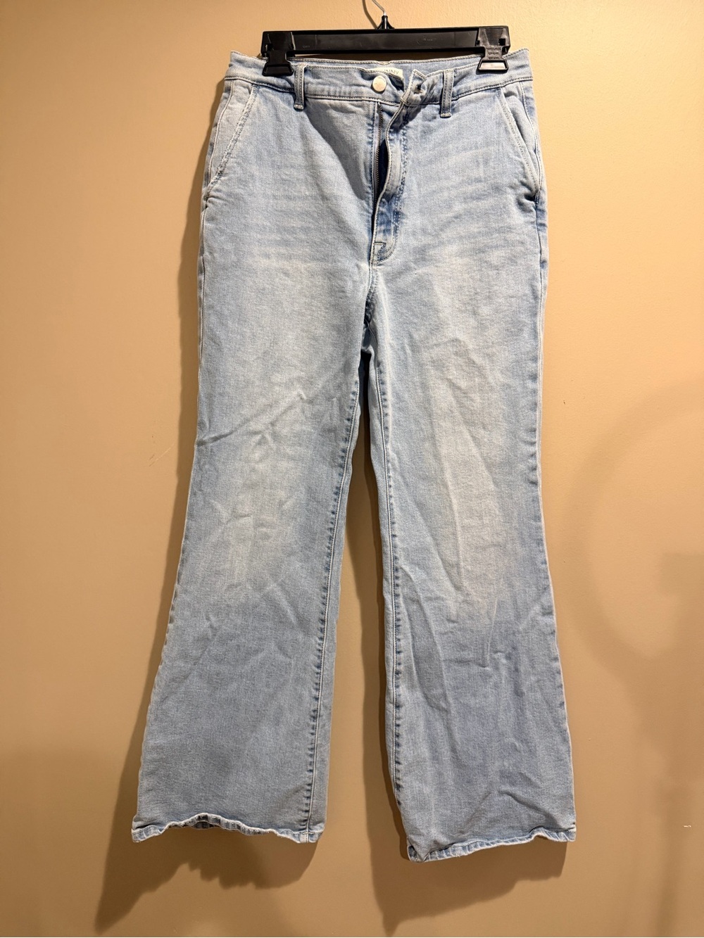 Light Wash Wide-Leg Women's Jeans with Flared Hem